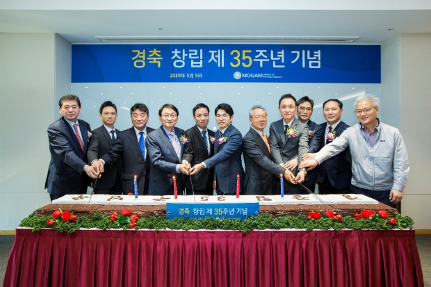 허일섭 목암생명과학연구소 이사장(왼쪽에서 네 번째)을 비롯한 GC녹십자와 목암생명과학연구소 임직원들이 지난 9일 경기도 용인 GC녹십자 R&D센터 WEGO강당에서 열린 창립 35주년 기념식 후 기념떡을 자르고 있다