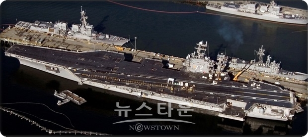 미국 해군은 9일 항공모함 강습단이 수에즈 운하를 통과해 홍해(Red Sea)fh 들어갔다고 홈페이지에서 밝히고, 항모 강습단은 지역의 미군 및 미국의 권익을 보호하고, 어떤 공격도 저지하기 위해 최적의 위치에서 강습단을 전개한다고 밝혔다.