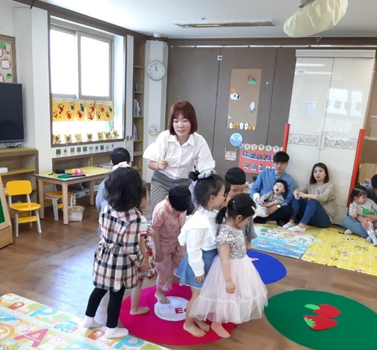 5세 영어활동 프로그램 학부모 참여 수업 현장 모습