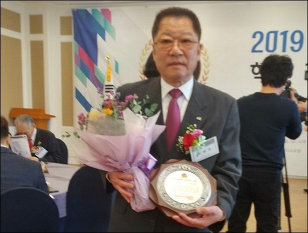 2019 글로벌 신한국인 대상 사회공헌인(지역사회발전기여)부문에  “보은군통합사회단체”박병준회장이 수상햇다.