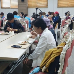 초청된 어르신들이 만찬을 즐기고 있다.