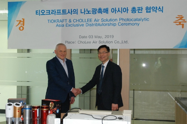 발리킨 이고르 르보비치(Balikhin Igor Lvovich) 티오크라프트(TIOKRAFT) 대표와 이동섭 ㈜조이에어솔루션 대표(오른쪽)가 계약 체결 후 기념촬영하고 있다