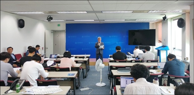성명서를 발표하고 있다.