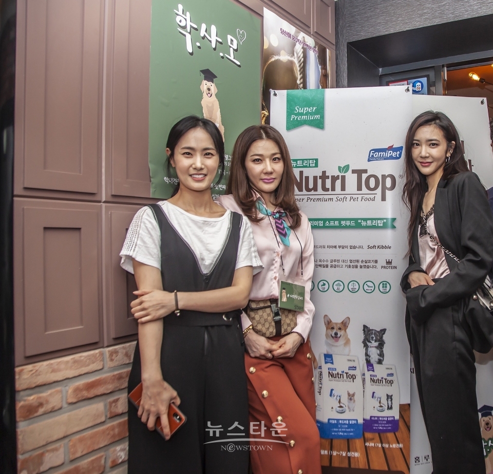 학대견을 위한 뜻깊은 첫 자선 바자회에 참석한 좌측부터 박수연. 길건. 이연화