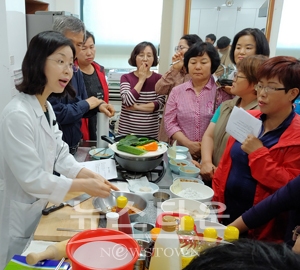 강사로 초청된 이승민(식품조리학 박사) 공주대 외래교수가 청양고추 강정소스, 구기자 크림소스, 표고버섯 쌈장소스, 맥문동 고추장소스 등 4종을 선보였다.
