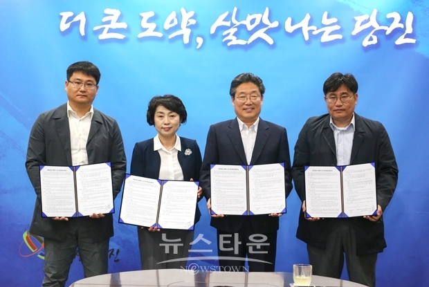 공동주택 관리동 어린이집 국공립 전환 협약. 사진)왼쪽부터 힐스테이트당진2차아파트 입주자대표 강민성, 박종희 자치행정국장, 김홍장 당진시장, 한라비발디 입주자대표 박필웅
