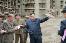 김정은이 삼지연 공사장을 찾아 관계자들에게 지시하고 있다. 아시아프레스 캡처