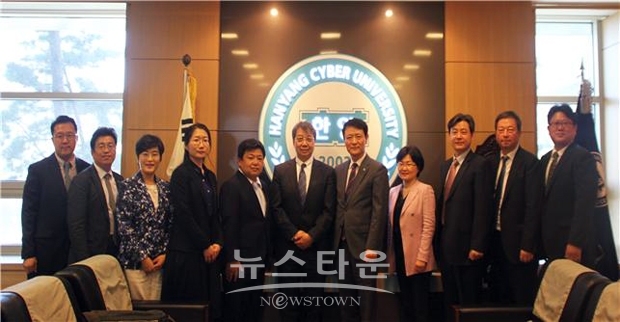 한양사이버대학교 김성제 부총장(오른쪽 다섯 번째)과 카와하라 히로시 일본 사이버대학 총장(오른쪽 여섯 번째)을 포함한 관계자들이 교류 협의 후 기념촬영을 하고 있다.