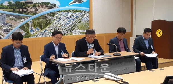 진주시 맑은물 사업소 관계자들이 시청 브리핑룸에서 시책설명회를 하고 있다.