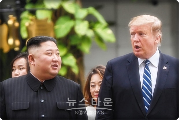 힐 전 차관보는 이어 “마이크 폼페이오 국무장관이 정상 간 대화에 끼어들어 트럼프 대통령에게 귓속말을 하면, 트럼프 대통령의 발언이 곧 바로 좀 더 부정적으로 바뀌곤 했다는 주장이다. 따라서 북한은 폼페이오 장관이 트럼프 대통령의 입장을 변화시킨 것으로 느낀 것 같다고 말했다.