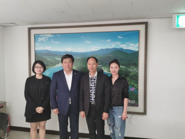좌측부터 (주)천야, 윤화 대표. 김선동 국회의원. 천치왠퉁 단동전통대외경제무역 유한공사 동시장. 천동 시장 수행비서