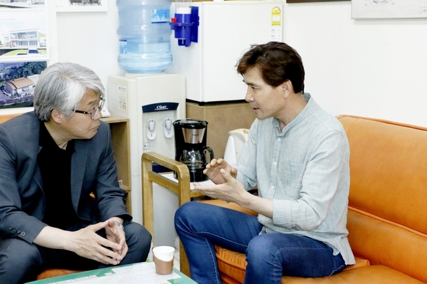 김승배 지도교수와 상담하는 조민제씨(오른쪽)