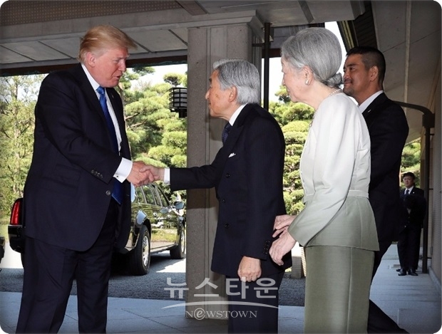트럼프 대통령이 말하는 200년 이상이라는 발언은 일왕의 양위는 일본 ‘에도시대(江戸時代)’의 고 카쿠(光格 : 1771년-1840년) 천황이 상황이 된 이후 202년 만이었던 것을 의미하는 것으로 보인다.