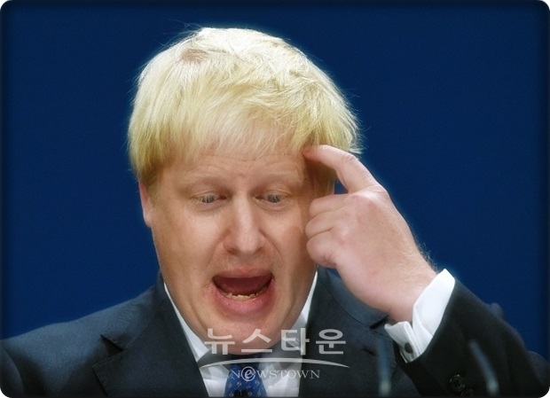 존슨은 지난 2008년에 런던 시장으로 선출되었고 8년 동안 재직했다. 그는 그해 8월 베이징 올림픽에서 거대한 깃발을 흔들며 4년 뒤 런던의 올림픽 개최를 홍보하며 자신을 세계에 알리기도 했다.