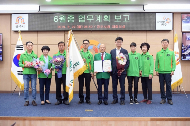 사진 왼쪽부터 중학단장 이완규, 市간사 이명숙, 신풍 이신원, 신풍간사 김진수, 市단장 이은국, 김정섭 시장, 신풍단원 양명숙, 중학간사 서춘자, 신풍단원 이승형
