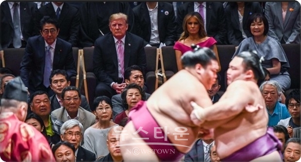 워싱턴포스트는 스모(일본씨름) 관전에 대해 "VIP는 통상적으로 2층 귀빈석을 선택한다“면서 대통령 부부는 특별한 취급을 받았고, 스모판 근처에 마련된 특별 의자에 않는 것이 허용됐다”고 해설하면서 안전 확보의 어려움 등을 들어 “바닥에 앉아야 한다”는 비판의 목소리도 있다고 소개했다.