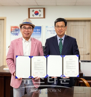 청양사랑인재육성장학회 김돈곤 이사장(오른쪽), 맥키스컴퍼니 조웅래 회장(왼쪽)