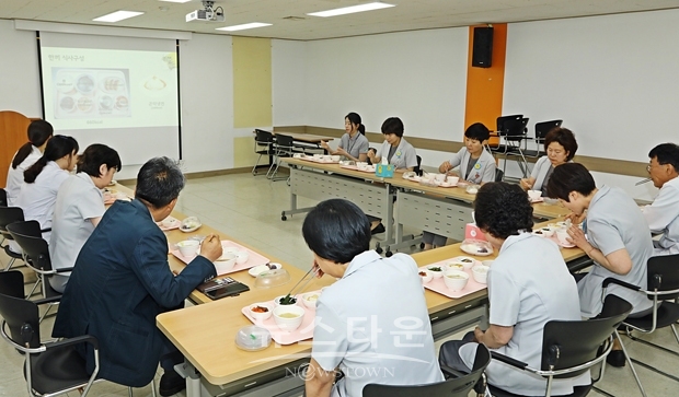 순천향대천안병원이 지난 5월 28일 오후 병원 별관 회의실에서 교직원을 대상으로 당뇨식 체험행사를 가졌다. 이날 교직원들은 영양팀의 설명을 들으며 당뇨식을 시식하고 품평했다.