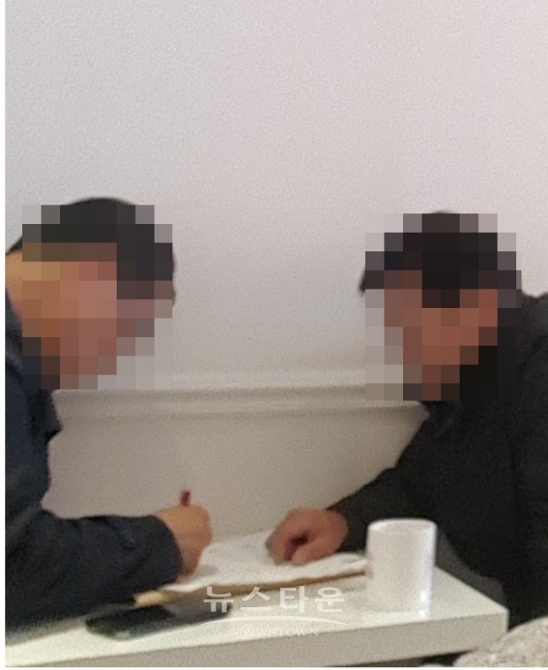 피의자와 선거운동시 커피숍에서 만나는 사진