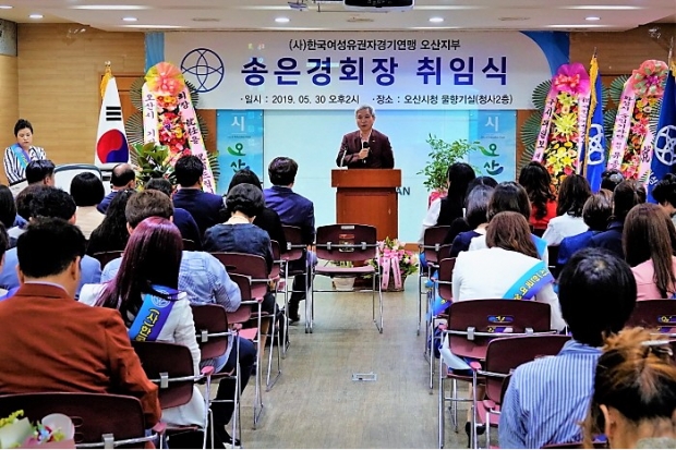 곽상욱 오산시장이 축사를 하고 있다.