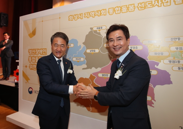 통합돌봄 선도도시 출범식에서 현판식 퍼즐 퍼포먼스 후 기념촬영 모습. 왼쪽부터 박능후 보건복지부 장관, 서철모 화성시장
