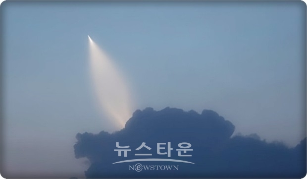‘큰 파도(big wave)’라는 뜻을 가진 ‘쥐랑-3(JL-3)’로 알려진 이 미사일은 10개의 핵탄두 탑재 가능 탄도미사일로 미국 본토 타격이 가능한 사거리 12,000~14,000km의 다탄두 미사일로 2일 새벽 산둥성 부근 보하이만에서 발사했다고 중국 언론들이 3일 보도했다.