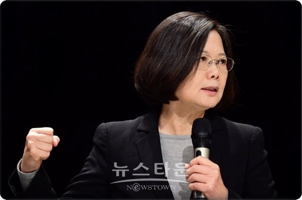 차이잉원 총통(위 사진)은 자신의 ‘페이스북’에 올린 글에서 “중국 정부는 과거의 잘못을 뉘우치는 일이 없을 뿐만이 아니라 진실 은폐를 아직도 계속하고 있다”고 성토하고, “타이완은 민주주의와 자유를 옹호한다”면서 “(중국으로부터) 어떠한 협박이 있더라도 내가 총통으로 있는 한 타이완은 압력에 굴복하지 않을 것”이라고 강조했다.