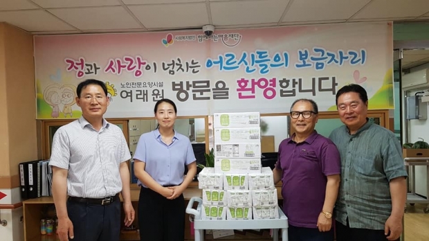 ▲ 오른쪽부터 정덕주 협회장. 이강문 대구천사후원회 회장. 신보경 복지팀장. 김상희 여래원장.