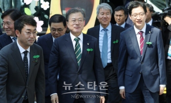 문 대통령과 김경수 지사 등 주요 내빈과  중앙체육공원 내 수소충전소로 이동. (이미지 사진)