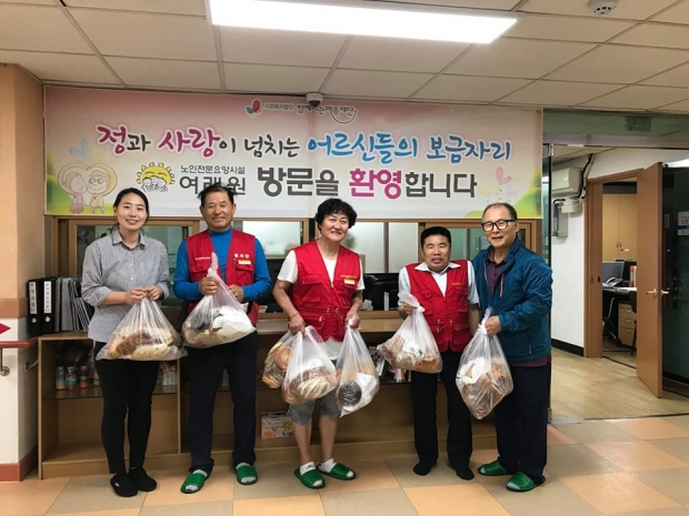 ▲ 왼쪽부터 신보경 여래원 복지팀장. 정용암 영남장애인중앙회 봉사부장, 박순옥 영남장애인중앙회 총괄봉사단장, 영남장애인중앙회 이기봉 회장. 대구천사후원회 이강문 회장.