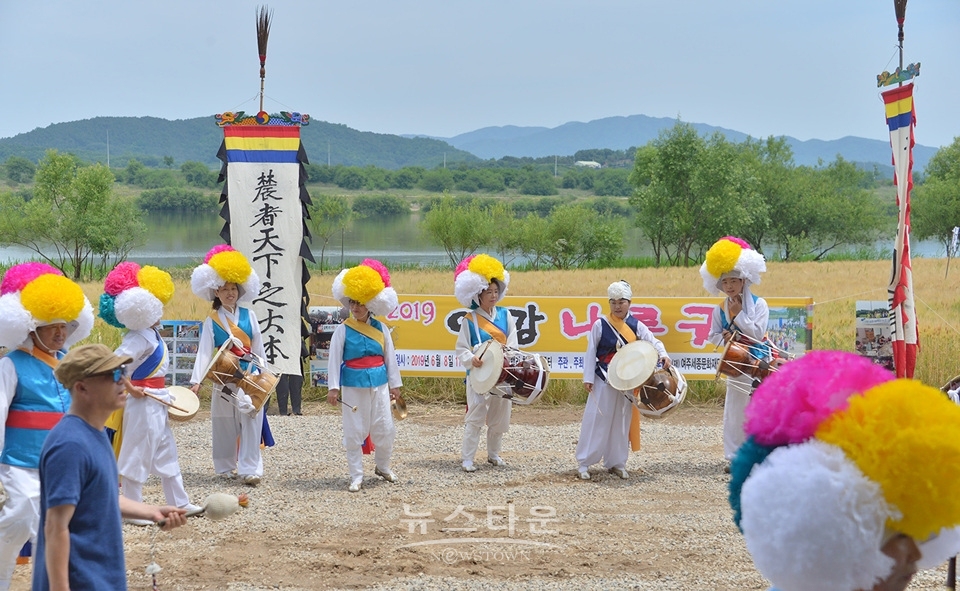 여주시 흥천면 상백리 남한강 정겨운 보리축제