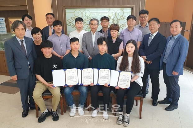 호서대학교 동문 교직원들이 지난 6월 11일 후배 재학생 5명에게 500만 원의 장학금을 전달했다.