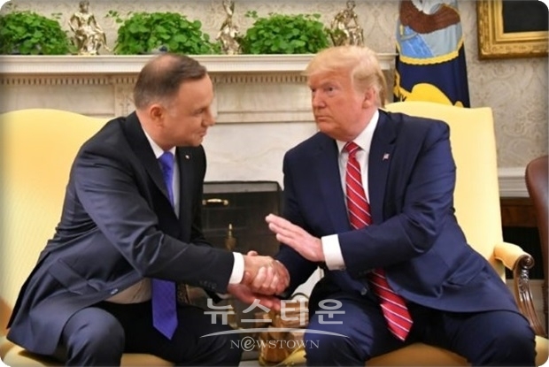 도널드 트럼프 대통령과 폴란드의 안드레이 두다(Andrzej Duda) 대통령(왼쪽)
