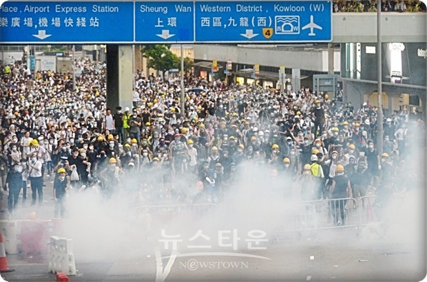 홍콩 시민들은 “시민들의 목소리를 더 경청하는 인물이어야 한다”는 목소리와 “행정 장관을 사실상 중국 본토의 공산당이 내세울 것이 아니라 보통선거, 비밀선거로 시민들이 직접 행정장관을 뽑아야 한다”는 등의 다양한 목소리가 나오고 있다. 홍콩 행정장관을 선출하기 위한 시민운동 즉 2014년의 ‘우산운동’에서 실패를 맛보았으며, 장벽은 매우 높다. 직선제 행정장관이 과연 홍콩 시민들에 의해 이뤄질지 미지수이다.