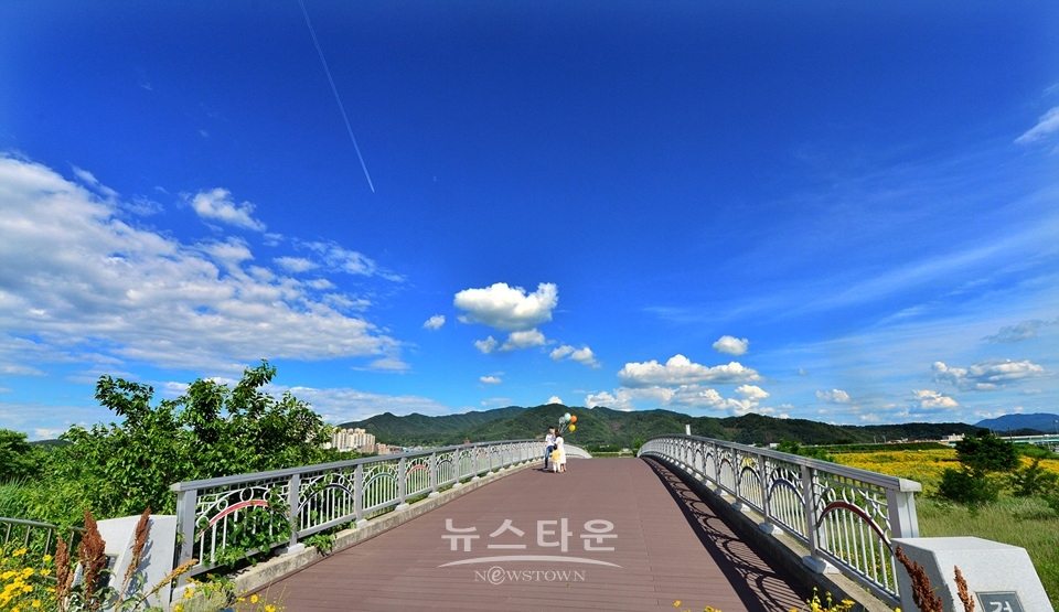 농촌풍경과 파랗고 맑은 하늘