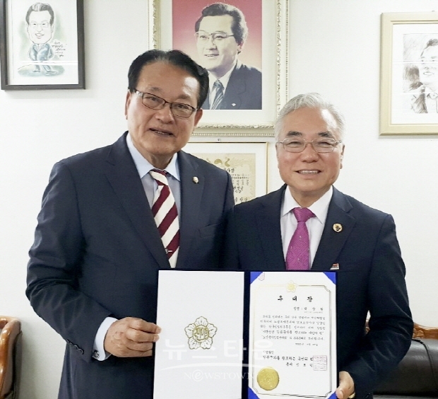 김호일(3선 국회의원)총재와 박상원 공동총재(김한정 기자)