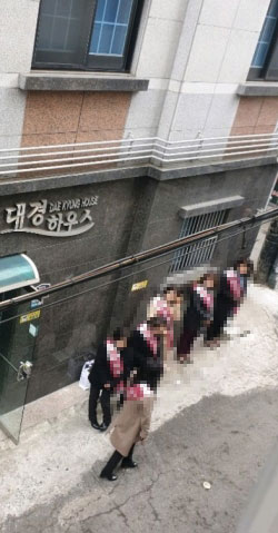 롯데건설의 홍보요원들이 주민 홍보를 위해 도열해 있다