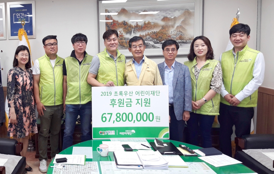 사진 왼쪽부터 고주애 어린이재단 강원지역본부장, 김효겸 횡성후원회 운영위원, 김종명, 횡성후원회 운영위원, 김남규 횡성후원회장, 박두희 횡성부군수, 김석동 횡성군청 주민복지지원과장, 박미화 횡성후원회 부회장, 김상혁 횡성후원회 운영위원