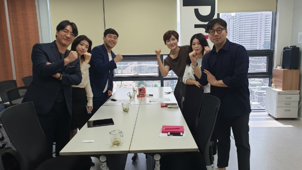 피칫 이동재 대표(맨 뒤 좌)와 르호봇비즈니스인큐베이터 조미영 차장(맨 뒤 우)이 협약 체결 후 기념 촬영하고 있다.