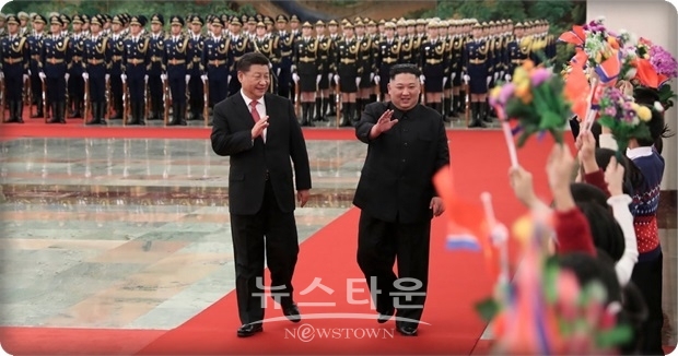 중국 관영 중앙TV보도에 따르면, 북-미 대화가 교착상태에 빠져 있는 가운데, 시진핑과 김정은의 회담에서 “북-미 개화의 계속과 성과를 국제사회가 바라고 있다”며 적극적인 대응을 요구했다.