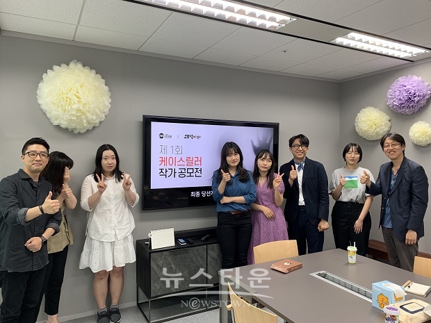 사진 왼쪽부터 김태형 밀리의 서재 콘텐츠사업팀장, 김영실 작가, 기윤슬 작가, 김하림 작가, 김달리 작가, 전건우 작가, 이지은 작가, 고즈넉이엔티 윤승일 이사