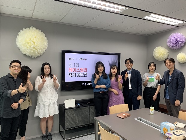 사진 왼쪽부터 김태형 밀리의 서재 콘텐츠사업팀장, 김영실 작가, 기윤슬 작가, 김하림 작가, 김달리 작가, 전건우 작가, 이지은 작가, 고즈넉이엔티 윤승일 이사