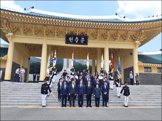참배후 단체사진