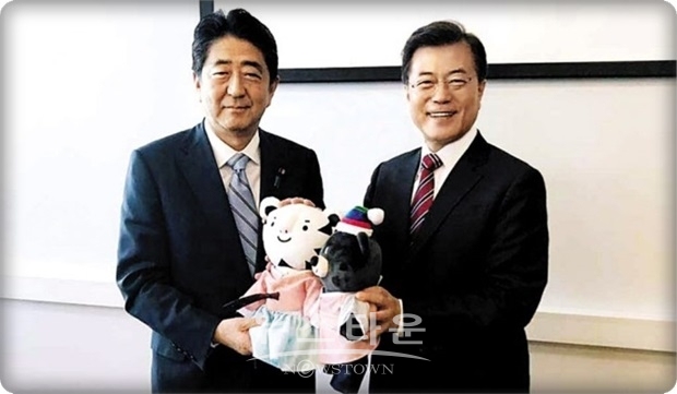 아베 총리가 한일 정상회담에 냉담한 것은 오는 7월 4일 공고하고, 7월 21일에 치러지는 참의원 선거 때문이라는 해석이다. 보수층, 극우 층을 결집시킬 필 때문에 한국을 물고 늘어진다는 진단이 설득력을 얻고 있다. 따라서 참의원 선거에서 집권 자민당의 아베 측이 승리를 할 경우엔 보다 전향적으로 나오지 않겠느냐는 전망이 나오고 있다.