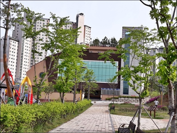 양지근린공원내에 위치해 빈 건물로 방치돼 있는 옛 성산교회
