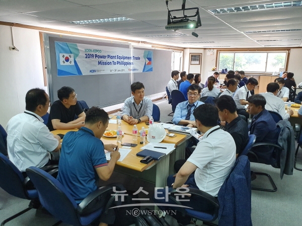 필리핀 발전소 현장에서 펼쳐진 수출상담회에서 한국남동발전 중소협력업체 관계자들이 수출상담을 갖고 있다.