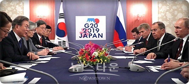 블라디미르 푸틴 러시아 대통령은 이 자리에서 “"북· 러 회담에 대한 저의 인상을 공유하고, 정세를 전반적으로 토의하고자 한다”며 입을 뗐다. 그는 이어 북-러 회담(블라디보스토크 회담) 당시 김정은 위원장이 “대북 안전보장이 핵심이고, 비핵화에 대한 상응조치가 필요함을 강조했다”고 문 대통령에게 전했다.