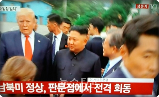 트럼프 대통령은 기자들의 질문에 답변했다. 우선 오늘은 남북과 전 세계에 좋은 일이라고 말하고,  적절한 시기에 미국에 와달라고 김정은 위원장을 초청했다고 밝히고, 지난 5월 초에 발사한 미사일 관련 질문에 대해서는 “북한이 최근 실험을 한 미사일은 단거리이며, 모든 나라들이 그 정도의 미사일은 보유하고 있다”고 설명했다.