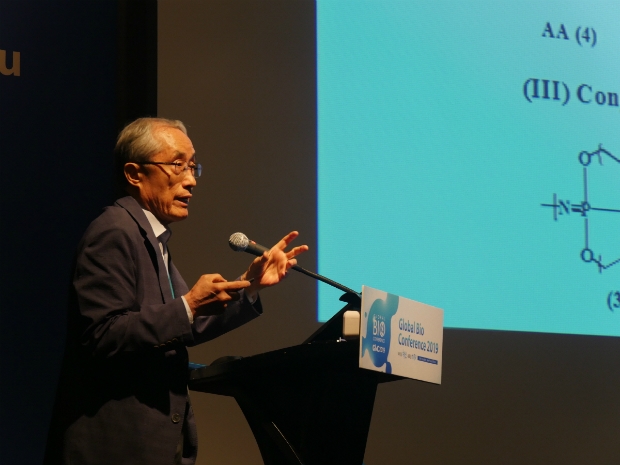 ‘글로벌 바이오 콘퍼런스(GBC) 2019’의 ‘첨단 약물전달기술(Advanced DDS)’ 포럼에서 ‘노앨 항암 테라피를 위한 차세대 약물전달 시스템 (A next generation drug delivery system for NOAEL cancer therapy)’이란 주제로 노앨 항암 테라피의 특징과 장점 등을 발표하는 현대바이오 손연수 박사. (사진출처= 현대바이오, 씨앤팜)