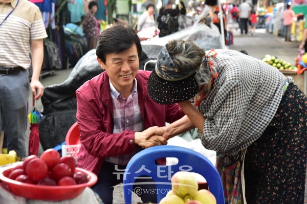전통시장을 방문해 상인과 이야기를 나누고 있는 조규일 진주시장